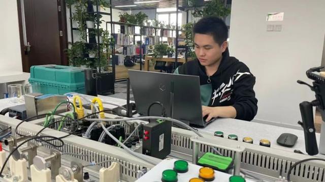 連摘三金！長(zhǎng)寧代表隊(duì)在上海市第一屆職業(yè)技能大賽軟件開(kāi)發(fā)賽項(xiàng)中表現(xiàn)搶眼